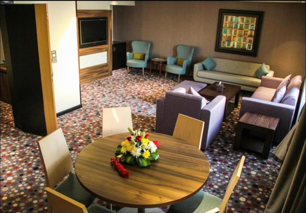 מלון Golden Tulip אל חובר מראה חיצוני תמונה